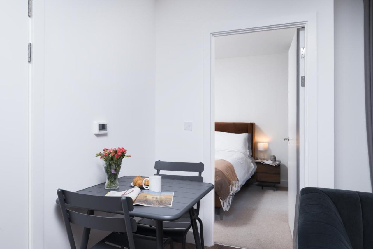 Modern Studios And Apartments At Barking Wharf In London Eksteriør billede