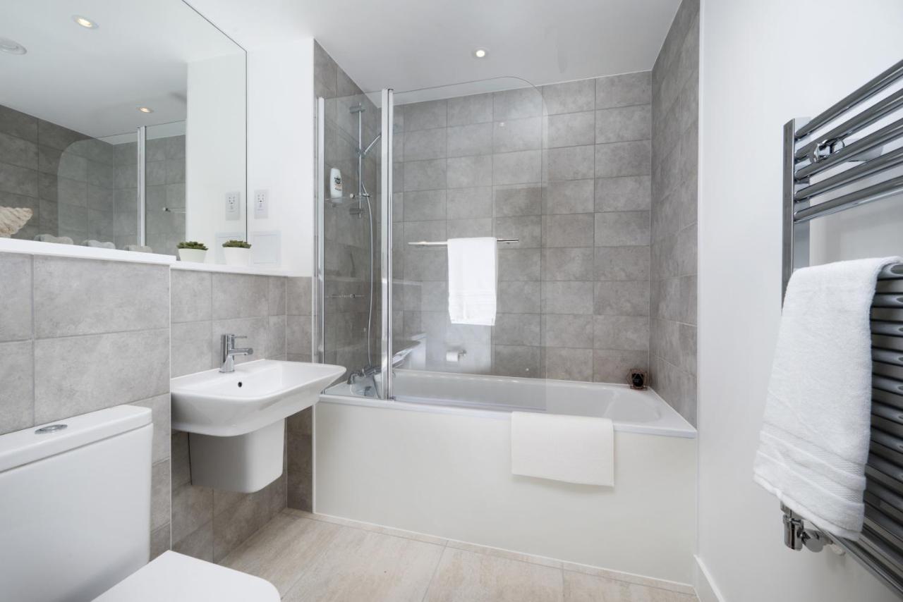 Modern Studios And Apartments At Barking Wharf In London Eksteriør billede