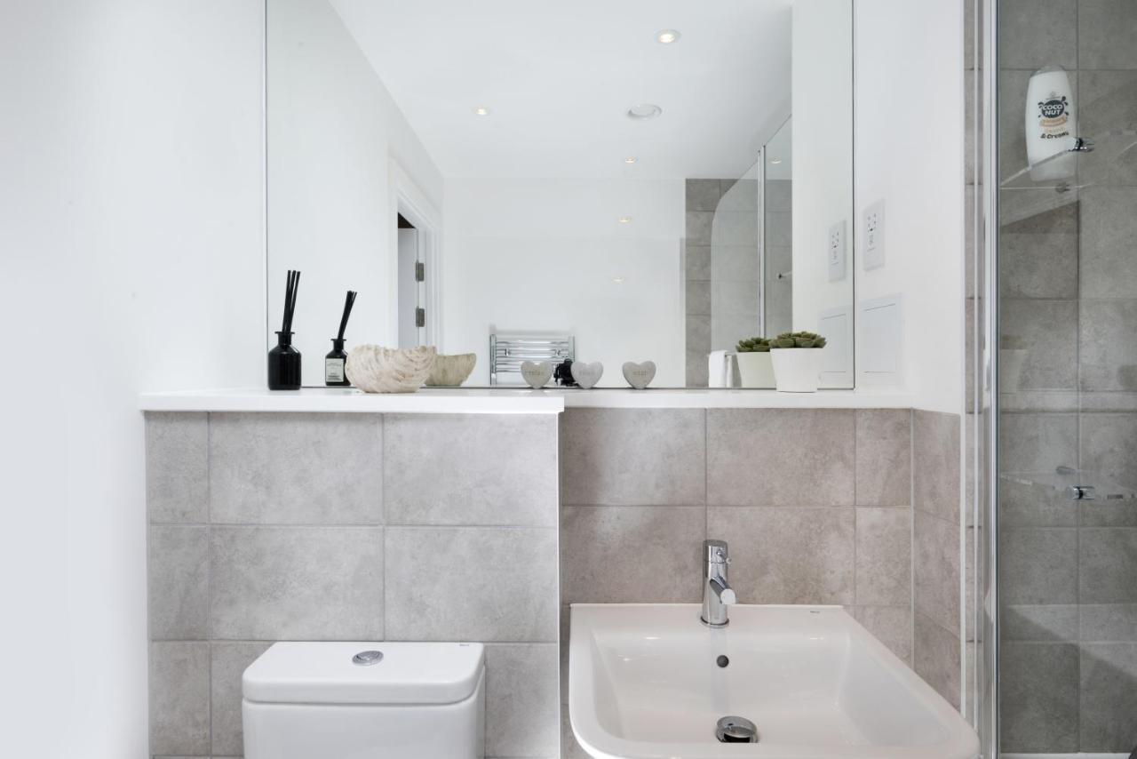 Modern Studios And Apartments At Barking Wharf In London Eksteriør billede