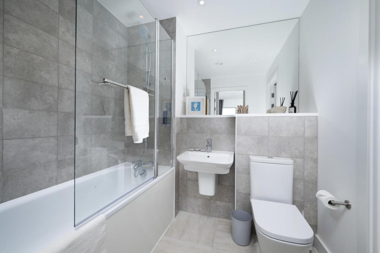 Modern Studios And Apartments At Barking Wharf In London Eksteriør billede