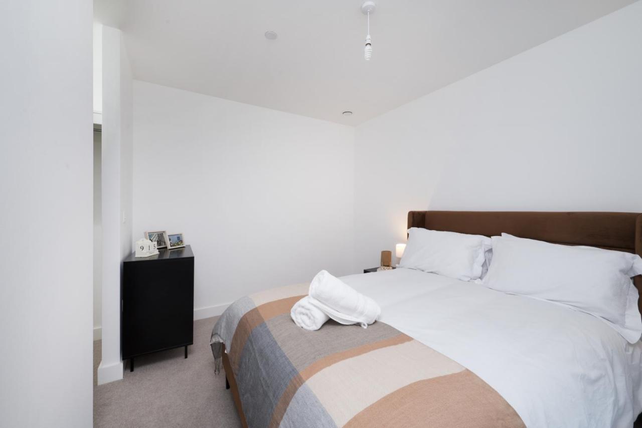 Modern Studios And Apartments At Barking Wharf In London Eksteriør billede