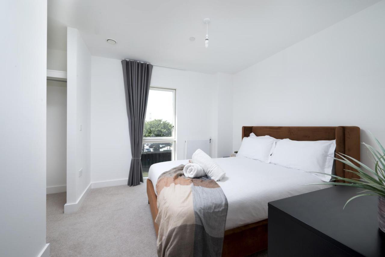 Modern Studios And Apartments At Barking Wharf In London Eksteriør billede