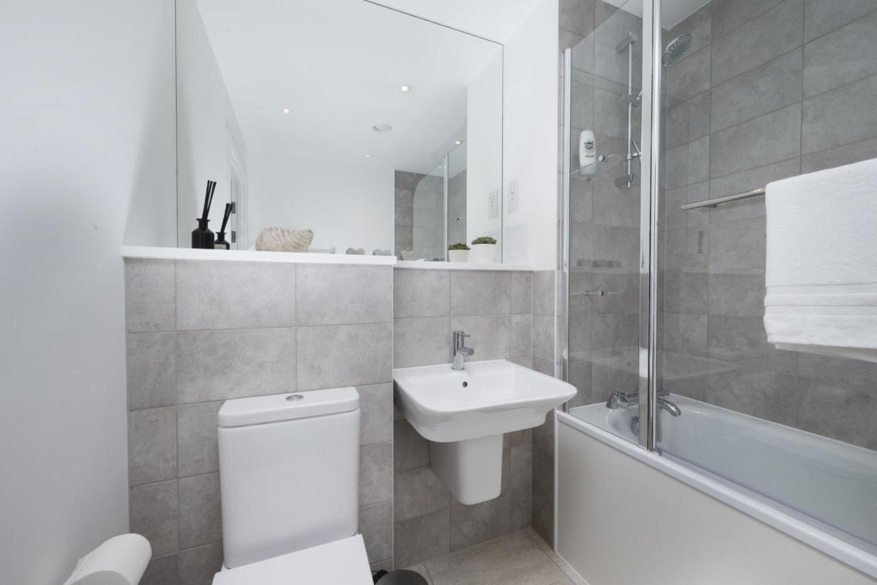 Modern Studios And Apartments At Barking Wharf In London Eksteriør billede