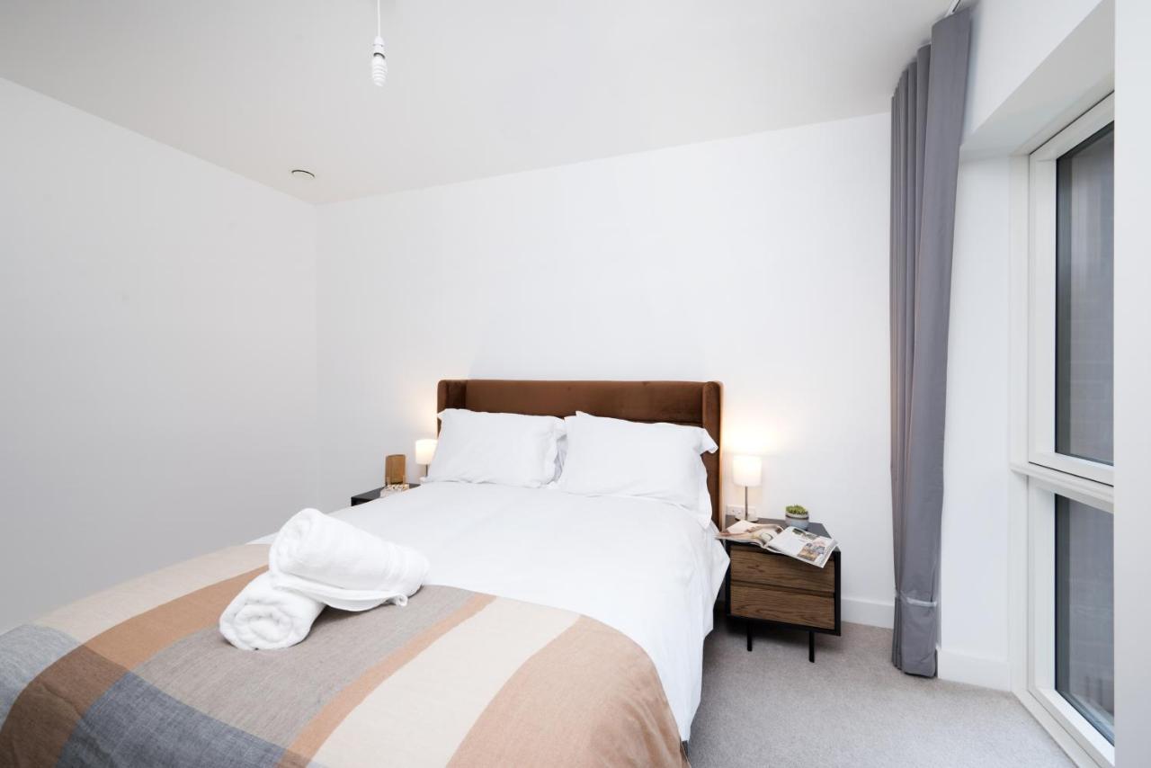 Modern Studios And Apartments At Barking Wharf In London Eksteriør billede