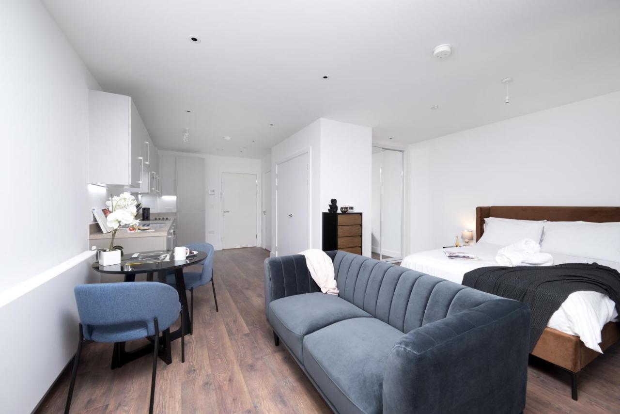 Modern Studios And Apartments At Barking Wharf In London Eksteriør billede